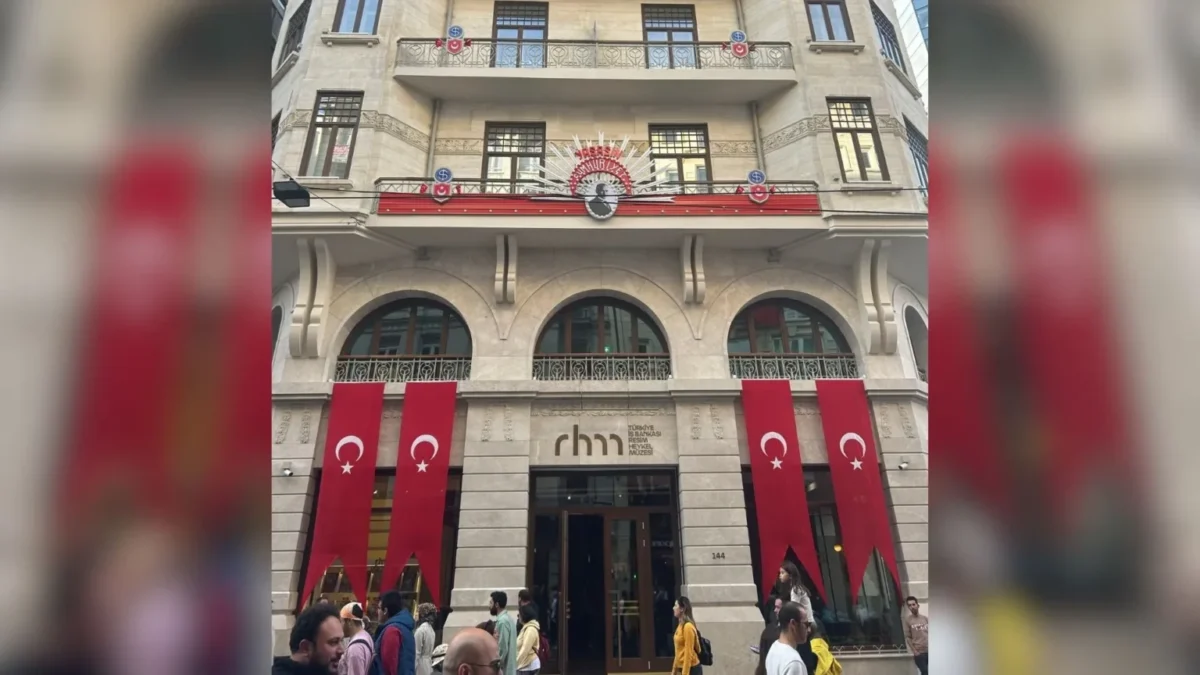 İş Bankası Resim Heykel
