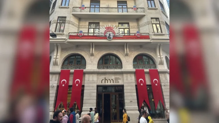 İş Bankası Resim Heykel