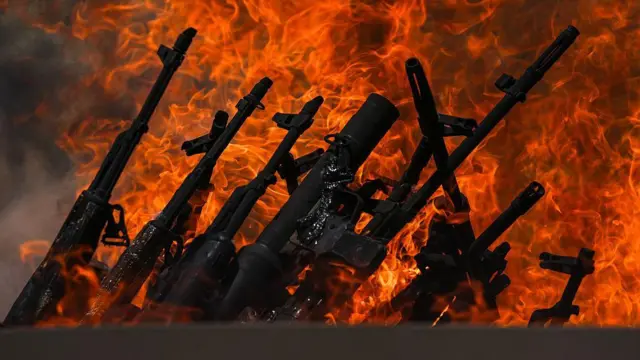 PKK silah yakma töreni