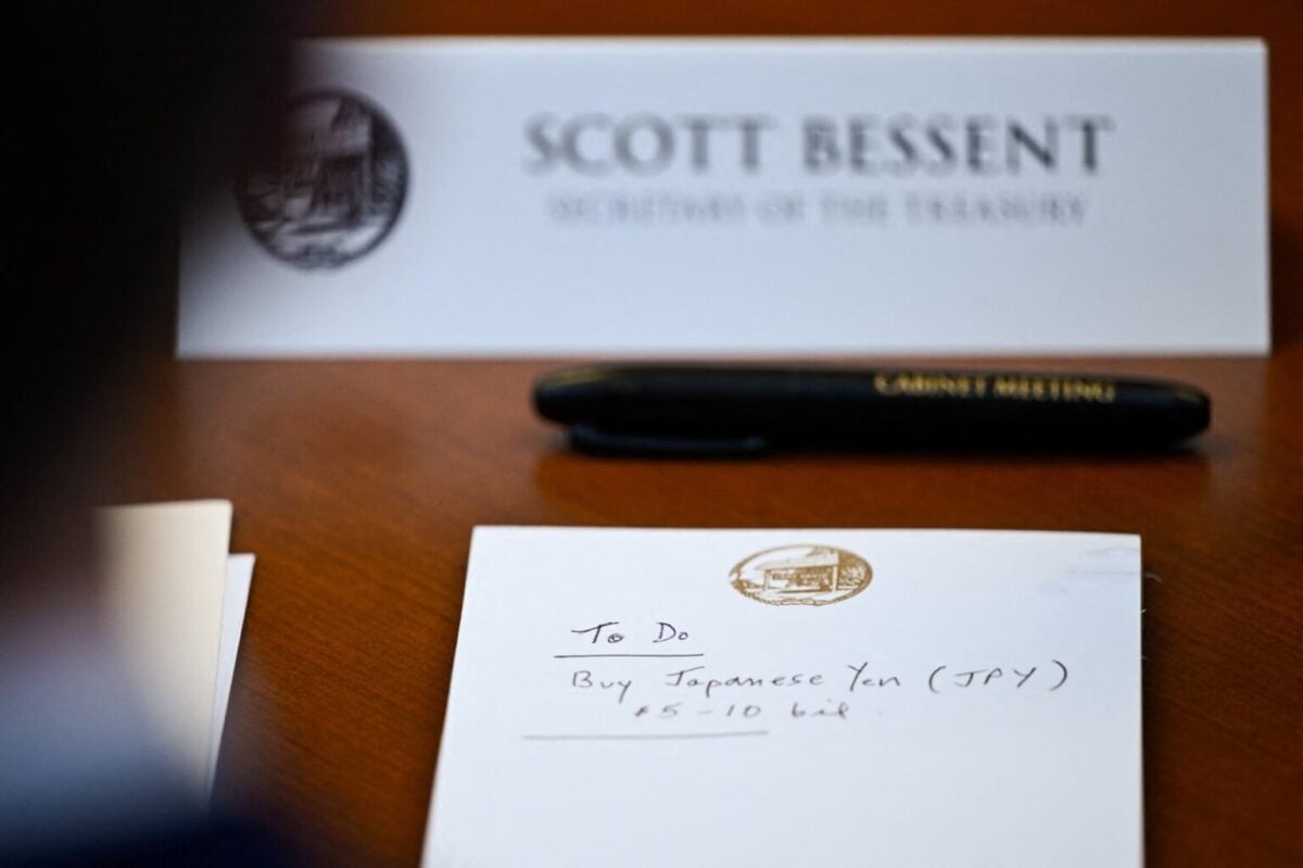 Scott Bessent'in önündeki not