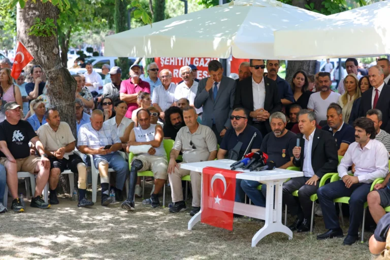 Özgür Özel şehit yakınları