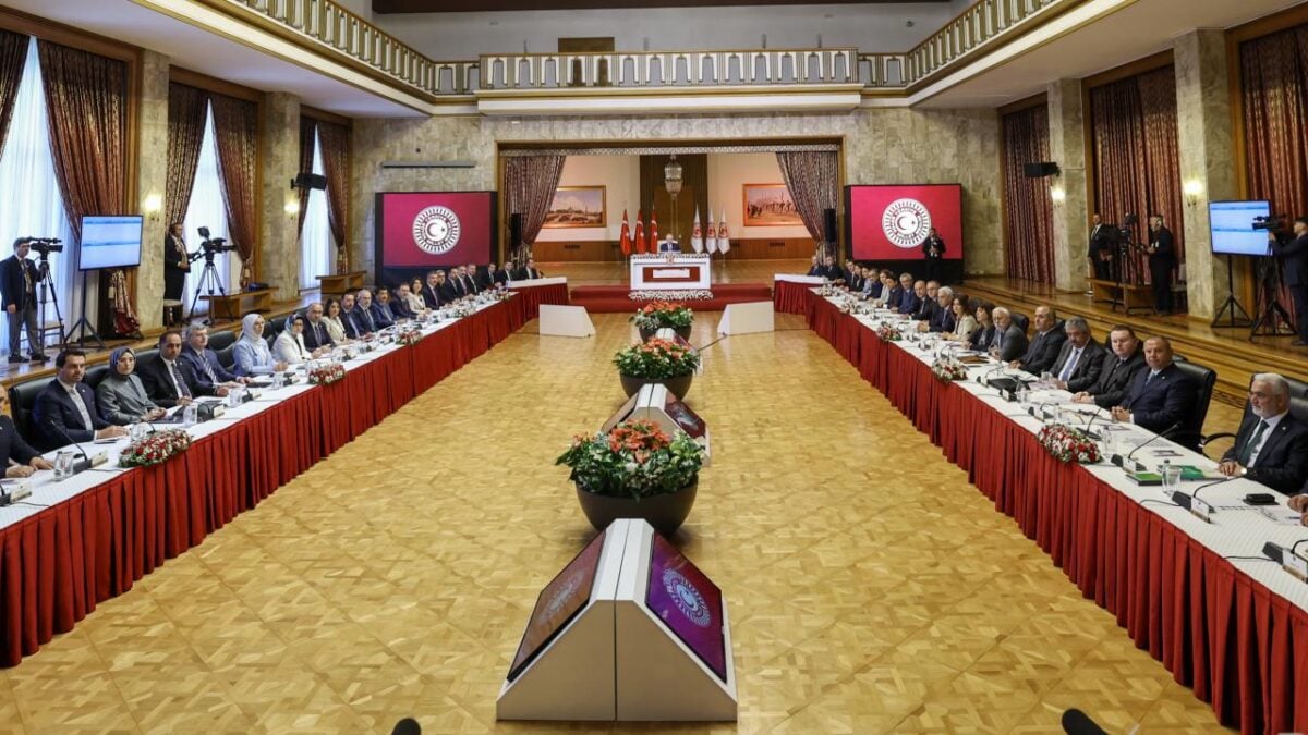 Çerçeve yasa Meclis’e AKP, MHP, DEM Parti, CHP imzasıyla sunuldu: YENİ Parti süreci eleştirdi, görüşmelerde destek sinyali verdi