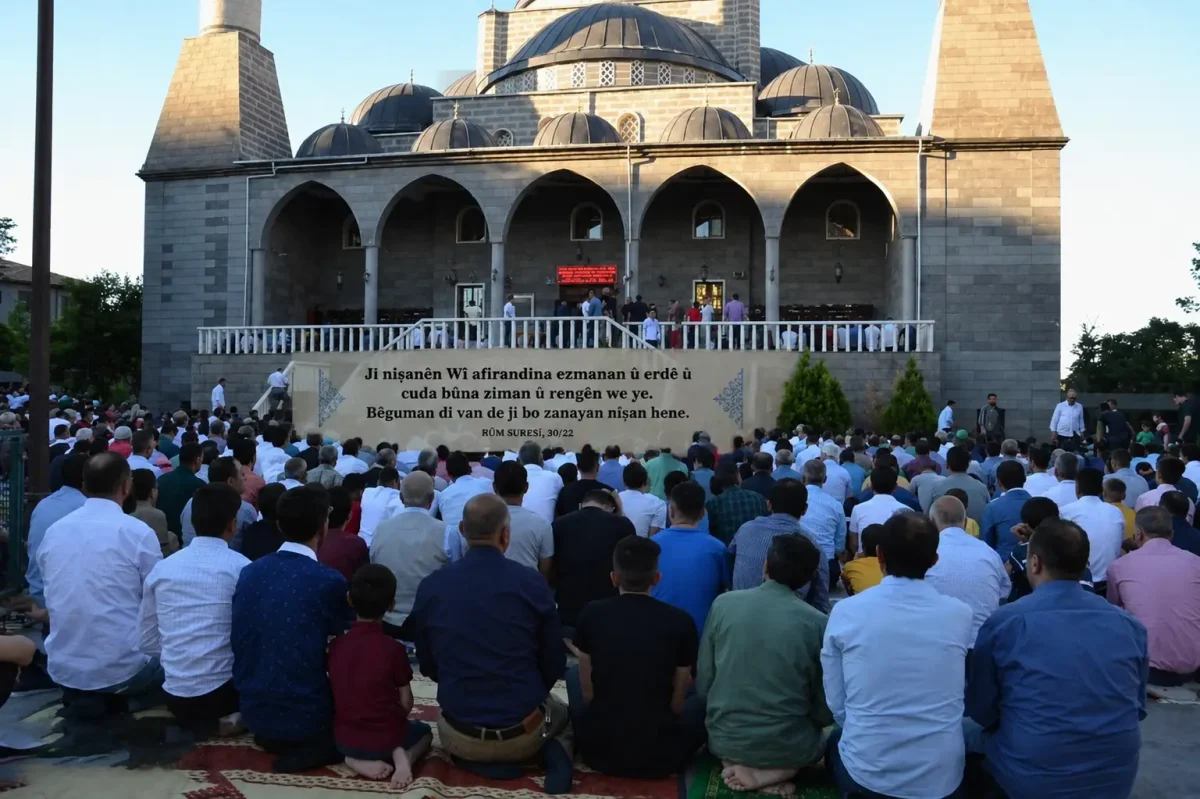 Allah’ın ayeti olan dil, Diyanet’in hutbesinde neden yok?