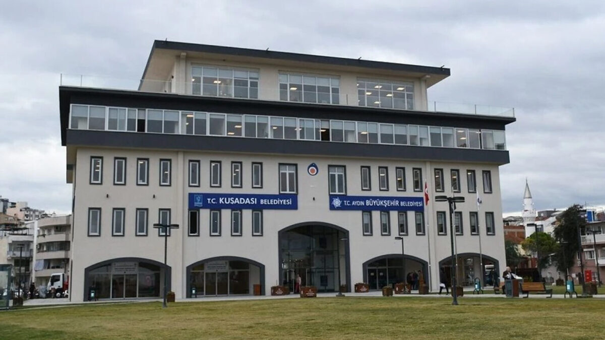 Kuşadası Belediyesi'ne üçüncü operasyon: 15 gözaltı