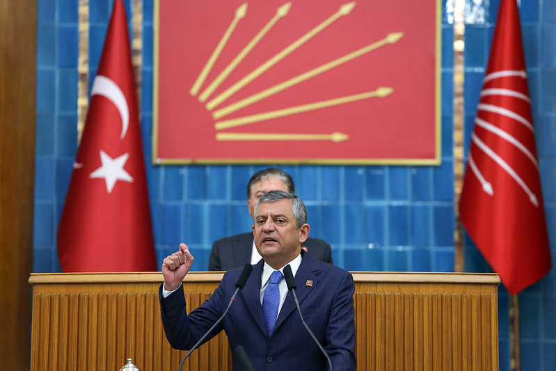 Siz Özgür Özel’in çerçeve yasaya “evet” demesine neden şaşırdınız?
