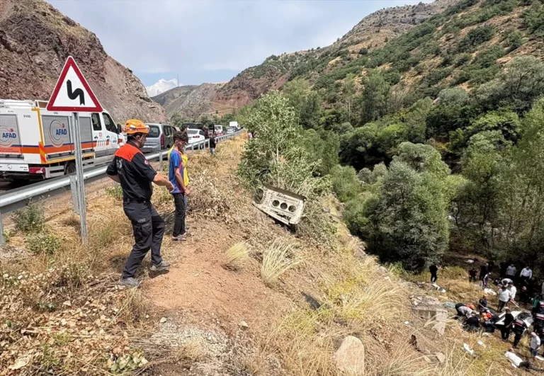 Sivas-Suşehri’de yolcu minibüsü devrildi. Kazada dört kişi hayatını kaybetti. Yaralanan 10 kişi hastaneye kaldırıldı, dördünün durumunun ağır olduğu bildirildi.