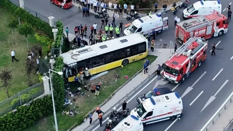 Zeytinburnu'nda otobüs kazası: 2 kişi hayatını kaybetti