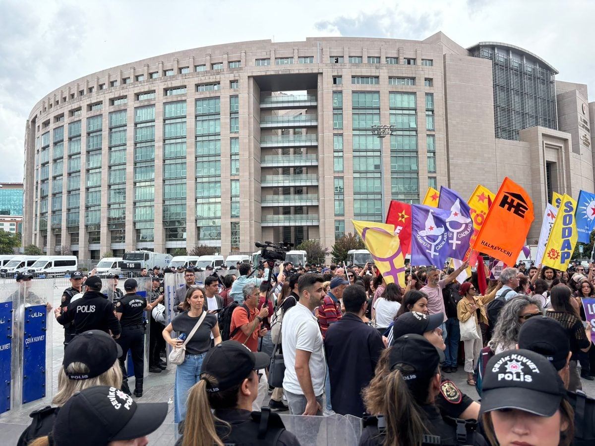İstanbul Adliyesi önündeki LGBTİ+ protestosuna polis müdahale etti: Eylemciler gözaltına alındı