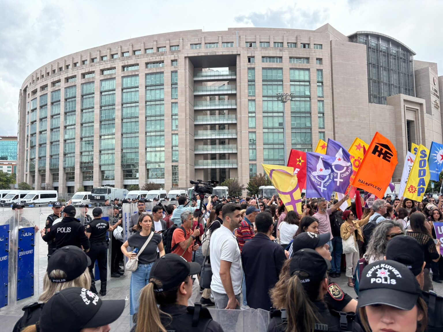 Polis, İstanbul'daki Lgbti+ Protestosunda 100'den Fazla Kişiyi Gözaltına Aldı