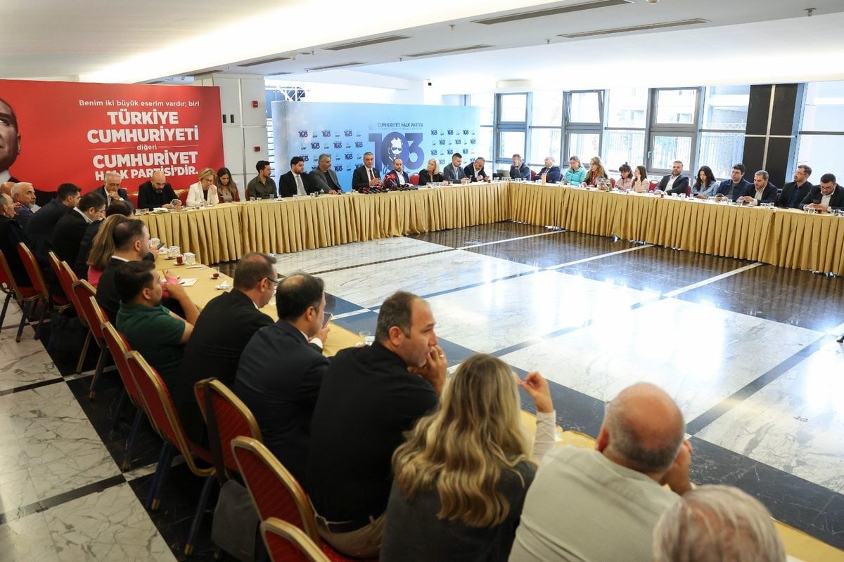 CHP Sözcüsü Müslim Sarı’dan YENİ Parti’ye “Bu neyin kibri” tepkisi, “İBB’nin AKP’ye geçmemesi için sorumlu davranma” çağrısı 