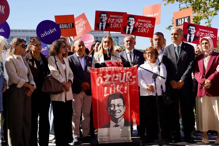 Dilek Kaya İmamoğlu: "Hepimizin hayatı 18 aydır Silivri'de"