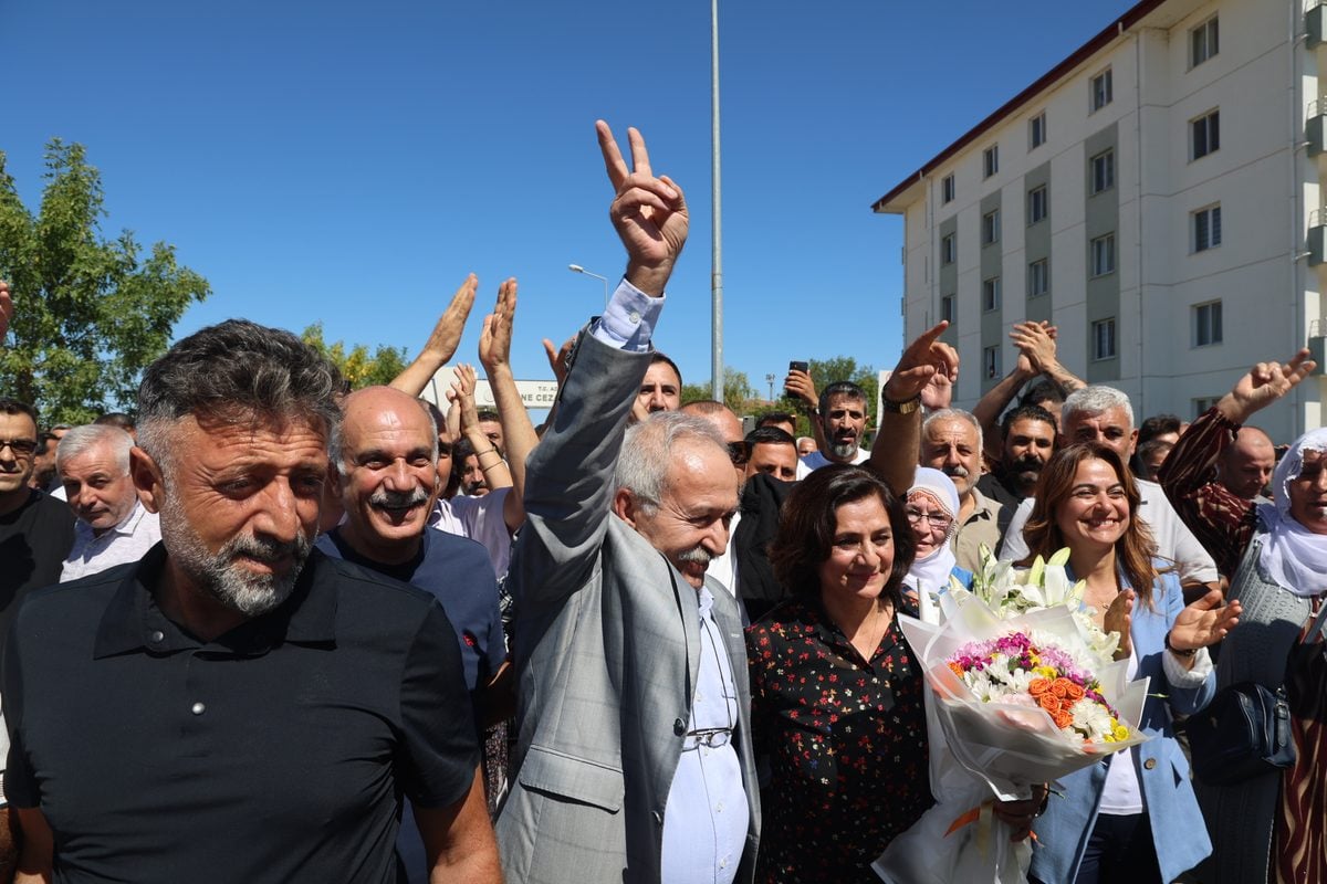 Eski Diyarbakır Büyükşehir Belediye Eşbaşkanı Selçuk Mızraklı cezaevinden tahliye edildi