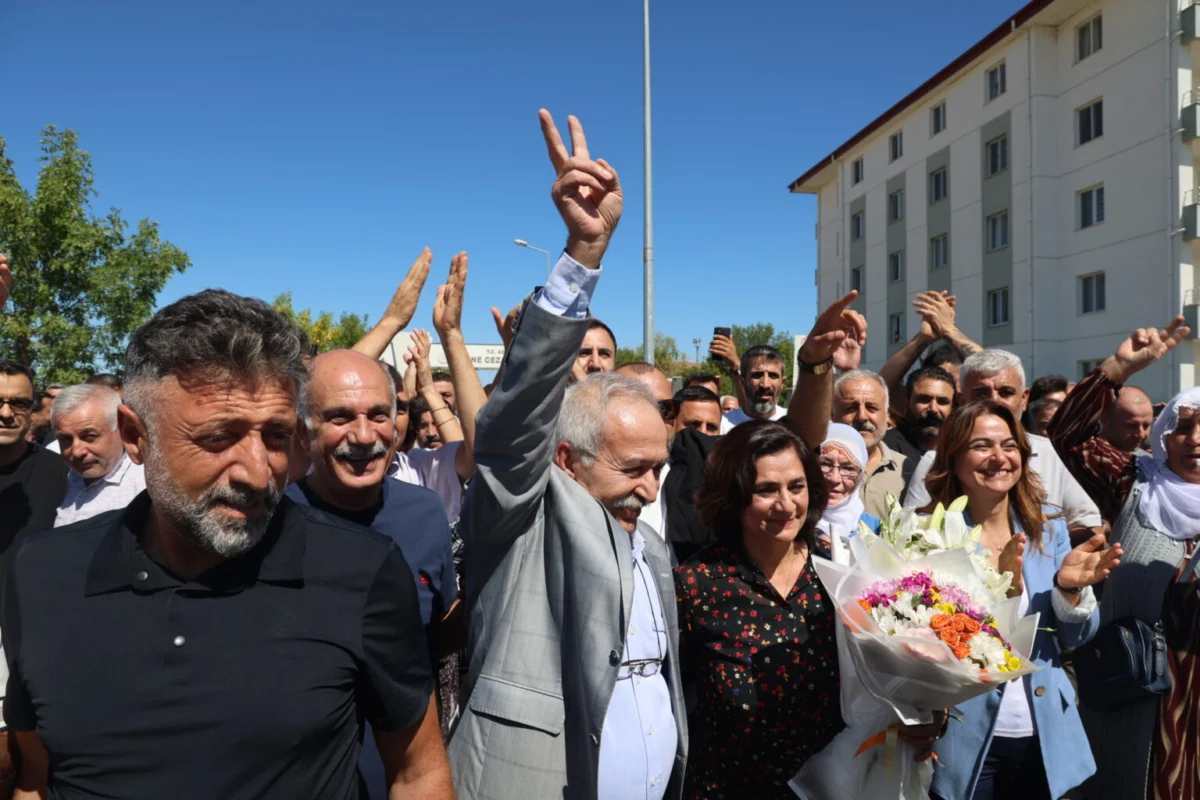 Eski Diyarbakır Büyükşehir Belediye Eşbaşkanı Selçuk Mızraklı cezaevinden tahliye edildi