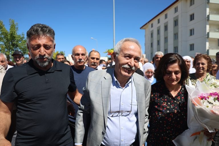 Eski Diyarbakır Büyükşehir Belediye Eşbaşkanı Selçuk Mızraklı cezaevinden tahliye edildi