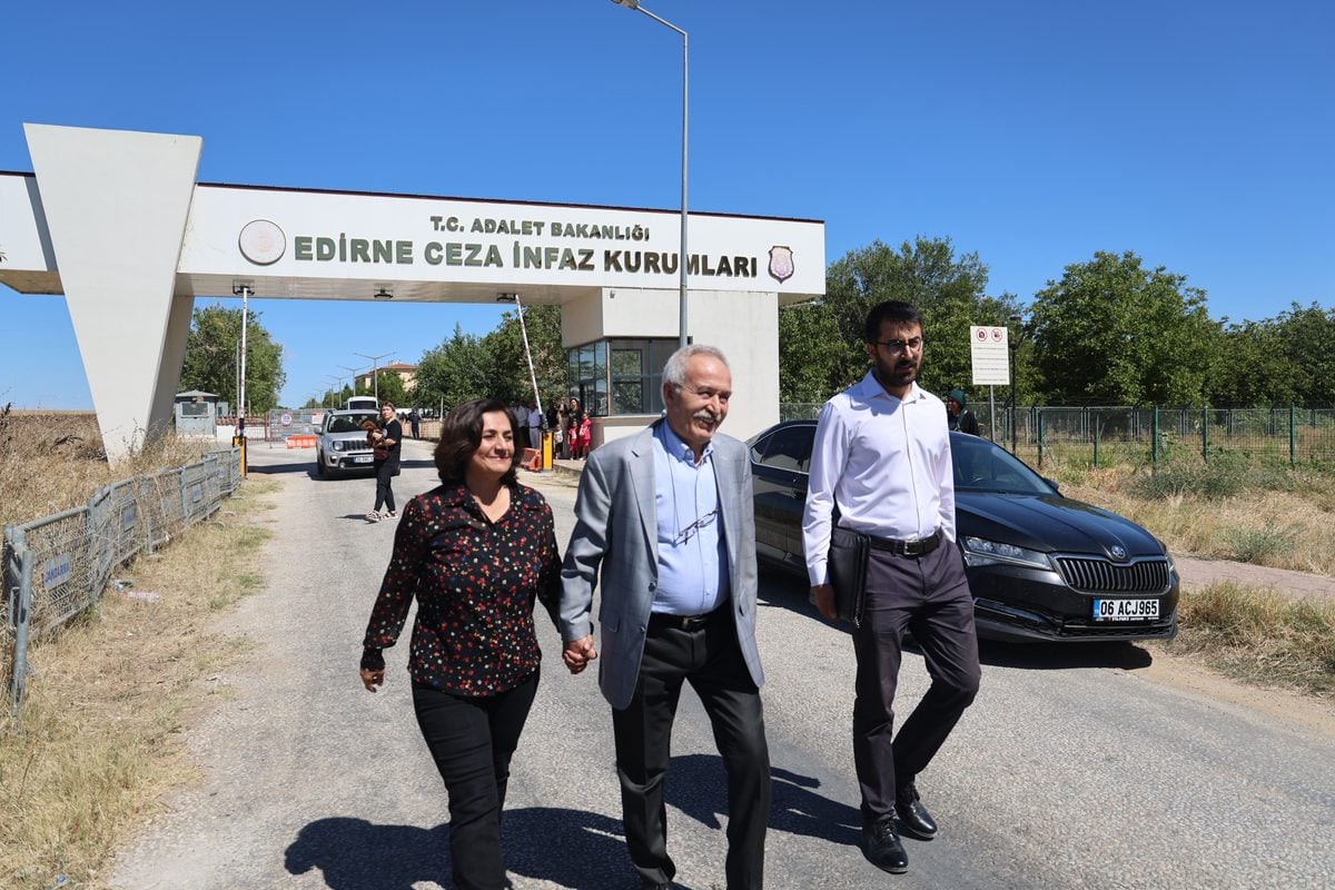 Eski Diyarbakır Büyükşehir Belediye Eşbaşkanı Selçuk Mızraklı cezaevinden tahliye edildi