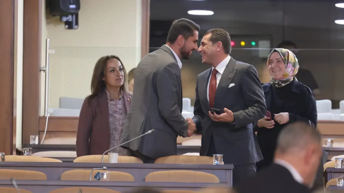 Ekrem Eray Arda CHP'den istifa etti, AKP üyeleriyle tokalaştı