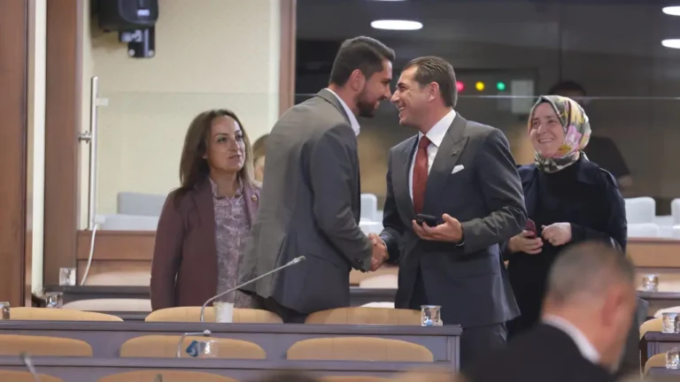 Ekrem Eray Arda CHP'den istifa etti, AKP üyeleriyle tokalaştı