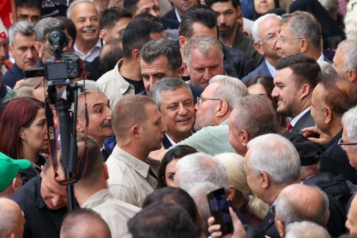 Özgür Özel YENİ Parti'nin