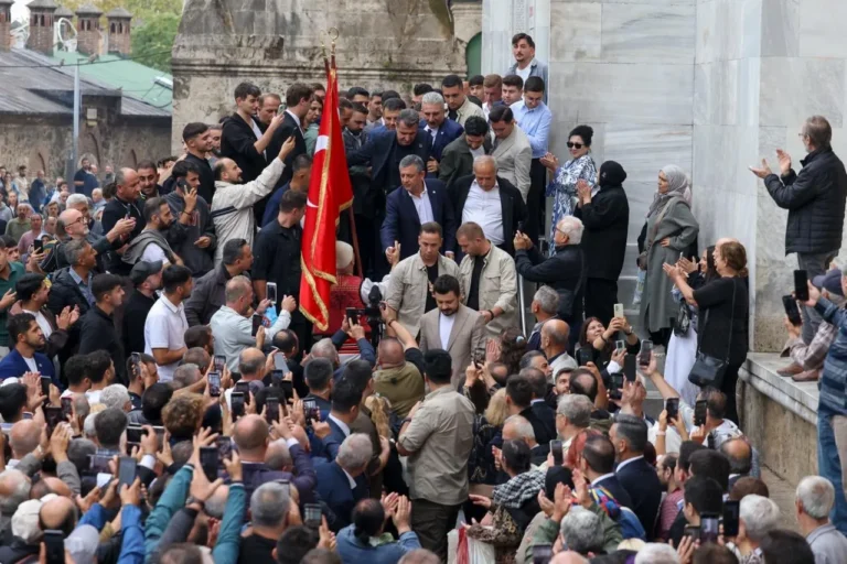 Camiye siyaseti sokmak