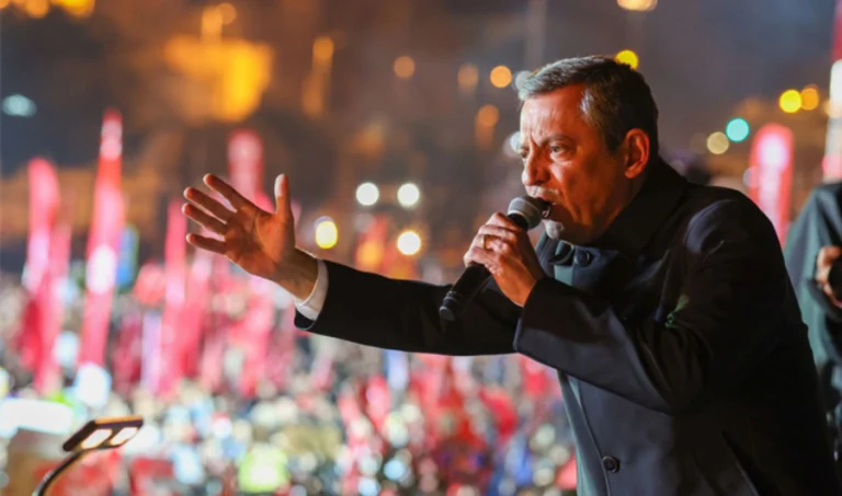 Özgür Özel Üsküdar'da konuştu: "Emekli açlığı atlatmadan sen o seçimi atlatamayacaksın"