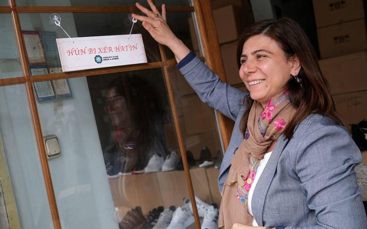 Serra Bucak Ayyüce Türkeş Taş'ın "Kürtçe tabela" paylaşımına yanıt verdi