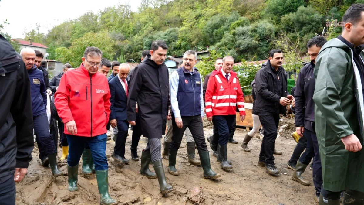 Bakanlar Kurum ve Çiftçi selin vurduğu Ayazağa'yı ziyaret etti