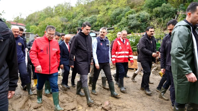 Bakanlar Kurum ve Çiftçi selin vurduğu Ayazağa'yı ziyaret etti