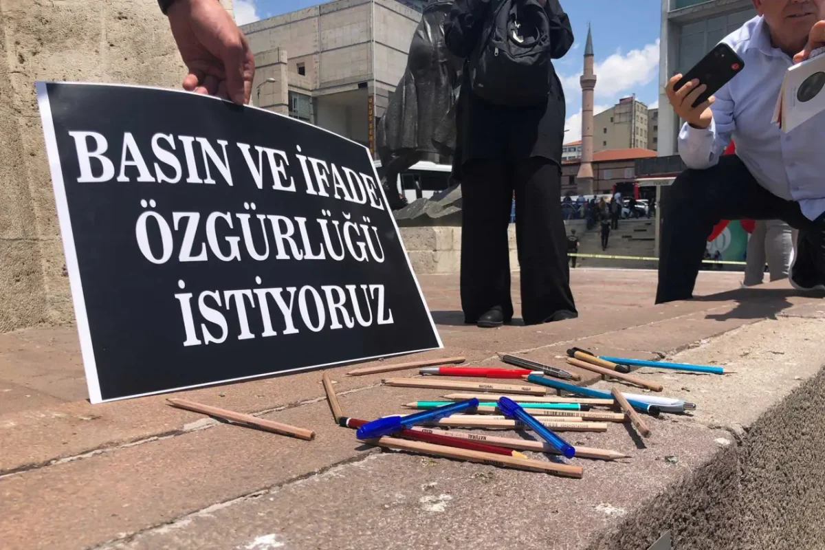 Gazetecilerden eylem çağrısı: "Sansüre hayır, habere özgürlük"
