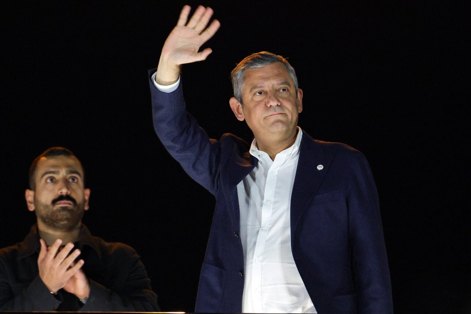 YENİ Parti Halk TV binasının önünde miting düzenledi: "Üzerlerine yürüyerek kazanacağız"