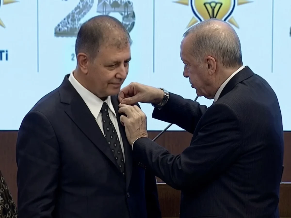 Mayor's transfer hands Turkey's ruling AKP first-ever control of İzmir1
