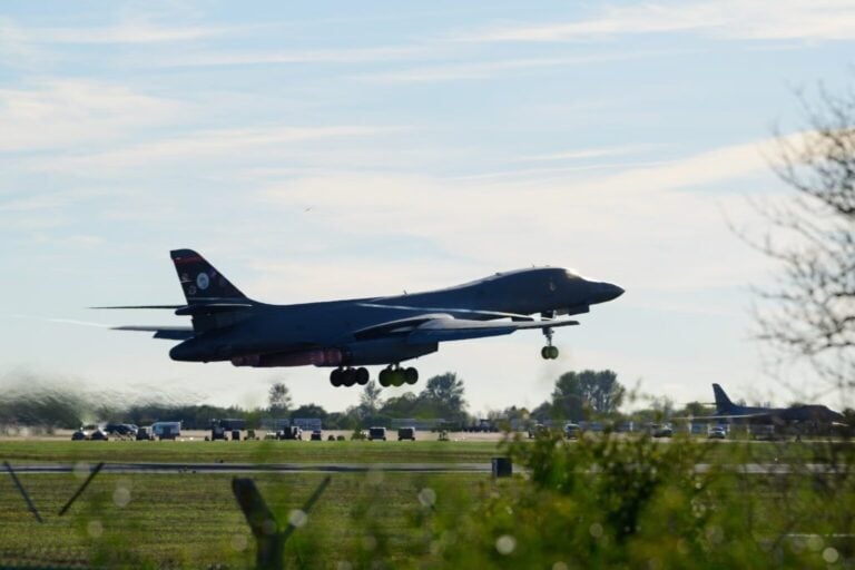 B-1 bombardıman uçağı, RAF üssü