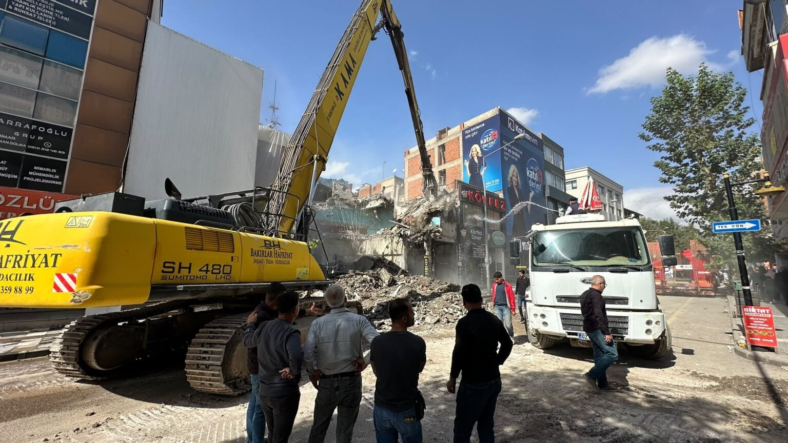 Adıyaman'da 44 Ayın Ardından Çarşıda Yıkım Çalışmaları Başladı