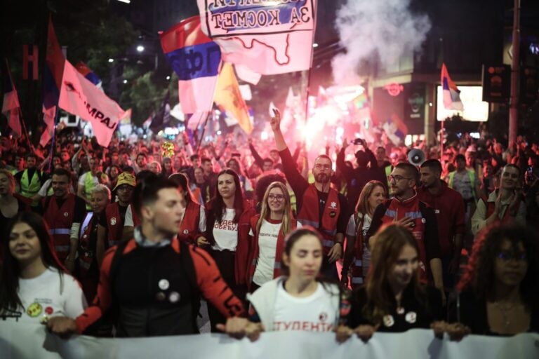 Sırbistan'da öğrenciler sokakta