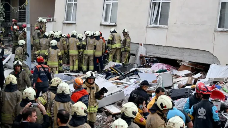 Maltepe'de bina çöktü
