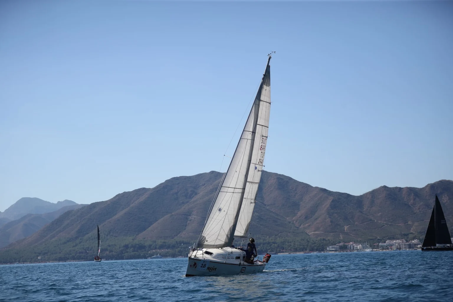Marmaris'te engelleri aşan yelken yarışı