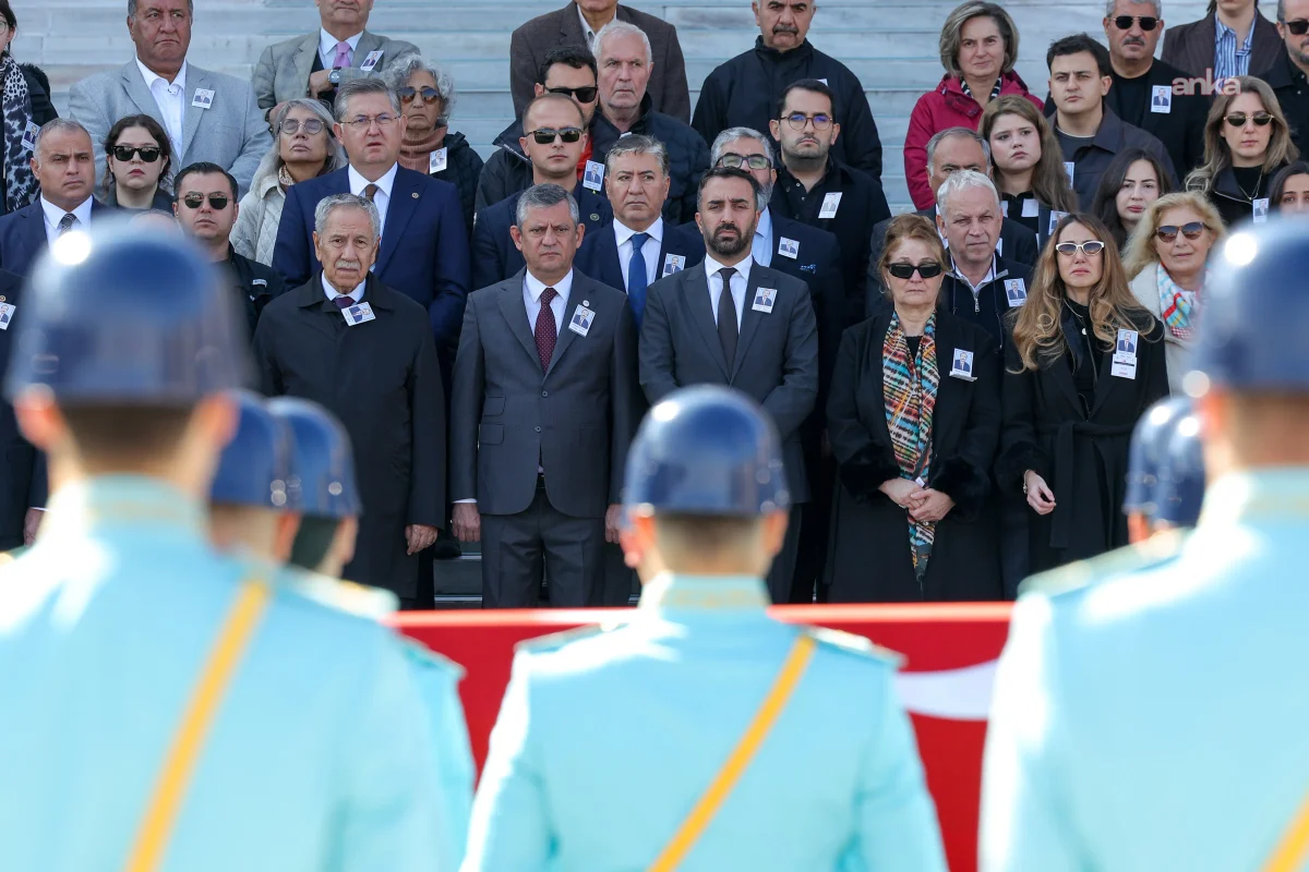 Özel ve Kılıçdaroğlu tokalaştı