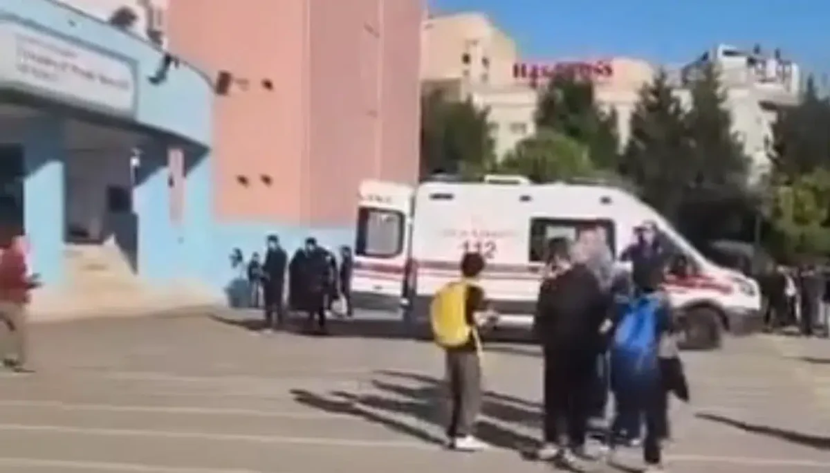 Başakşehir'de bir öğrenci, okul kapısında yedi öğrenciyi bıçakla yaraladı