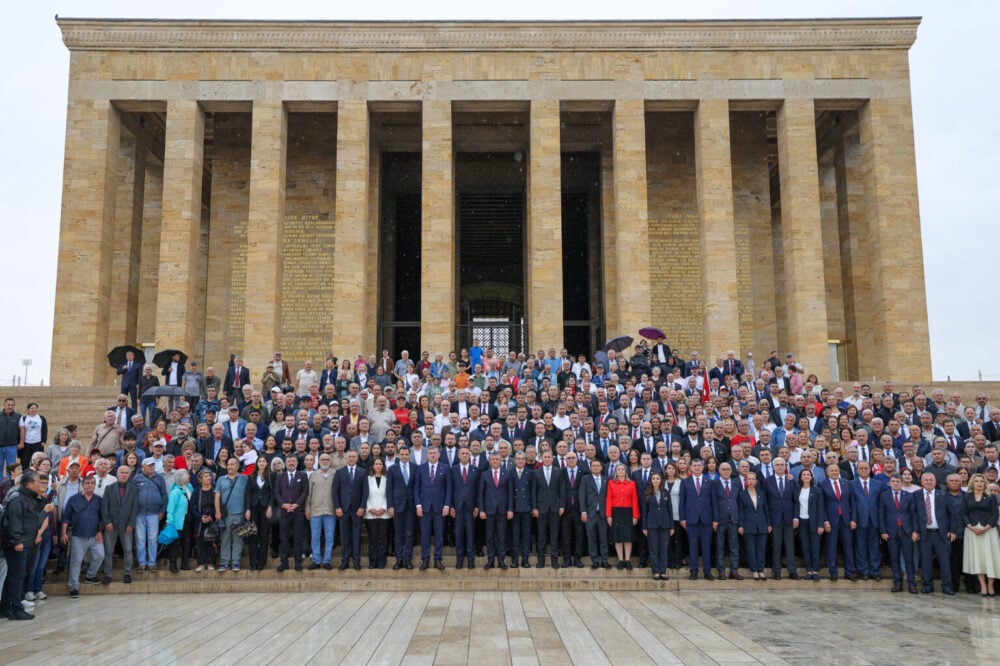 YENİ Parti Genel Başkanı Özgür Özel, YENİ Parti Kurucular Kurulu üyeleri ile birlikte Mustafa Kemal Atatürk’ün ebedi istirahatgahı Anıtkabir’i ziyaret etti. Atatürk’ün mozolesine çelenk bırakan YENİ Parti lideri Özel, II. Cumhurbaşkanı İsmet İnönü’nün mozolesine de çiçek bıraktı.