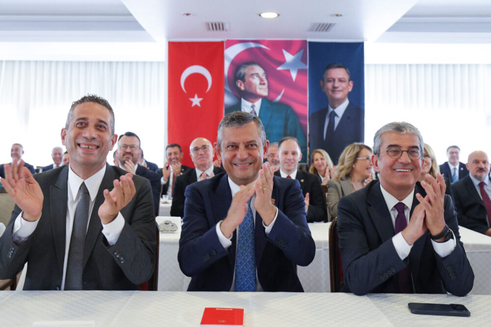 YENİ Parti Kurucular Kurulu’nun ilk toplantısı Ankara’da Anadolu Kulübü’nde yapıldı. Toplantıda YENİ Parti Genel Başkanlığına oy birliği ile Özgür Özel seçildi. Toplantıda ayrıca Parti Meclisi, Yüksek Disiplin Kurulu ve Meclis Grup Yönetimi seçimleri de yapıldı.