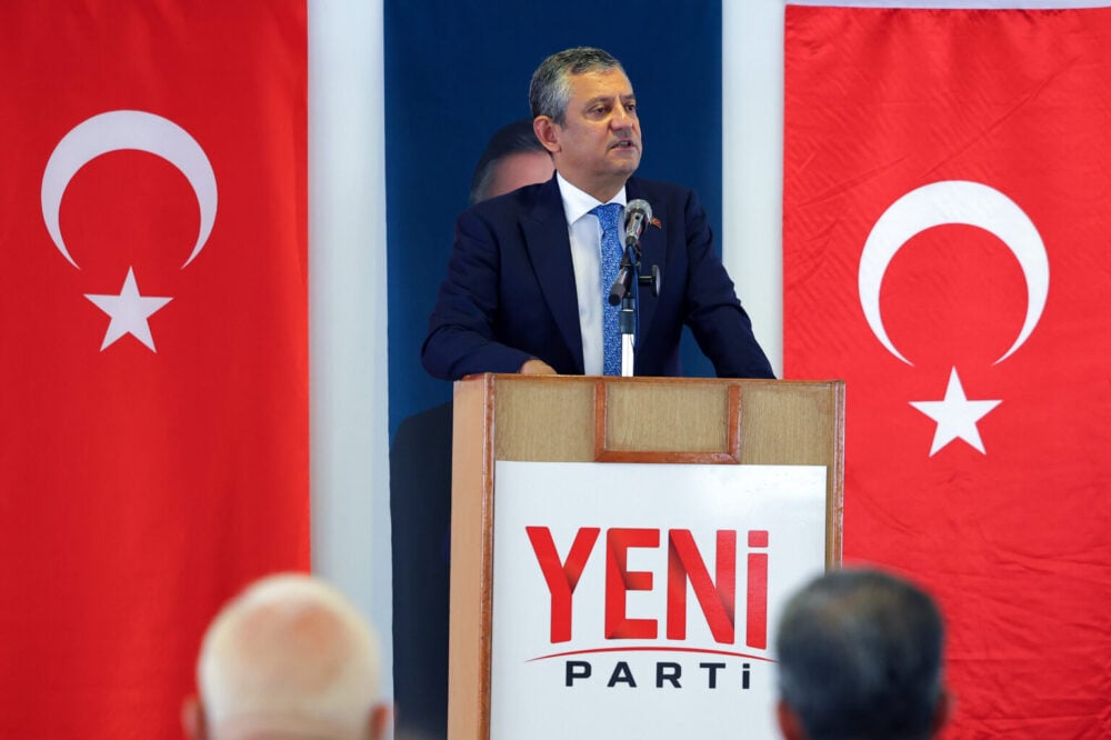 YENİ Parti Kurucular Kurulu’nun ilk toplantısı Ankara’da Anadolu Kulübü’nde yapıldı. Toplantıda YENİ Parti Genel Başkanlığına oy birliği ile Özgür Özel seçildi. Toplantıda ayrıca Parti Meclisi, Yüksek Disiplin Kurulu ve Meclis Grup Yönetimi seçimleri de yapıldı.