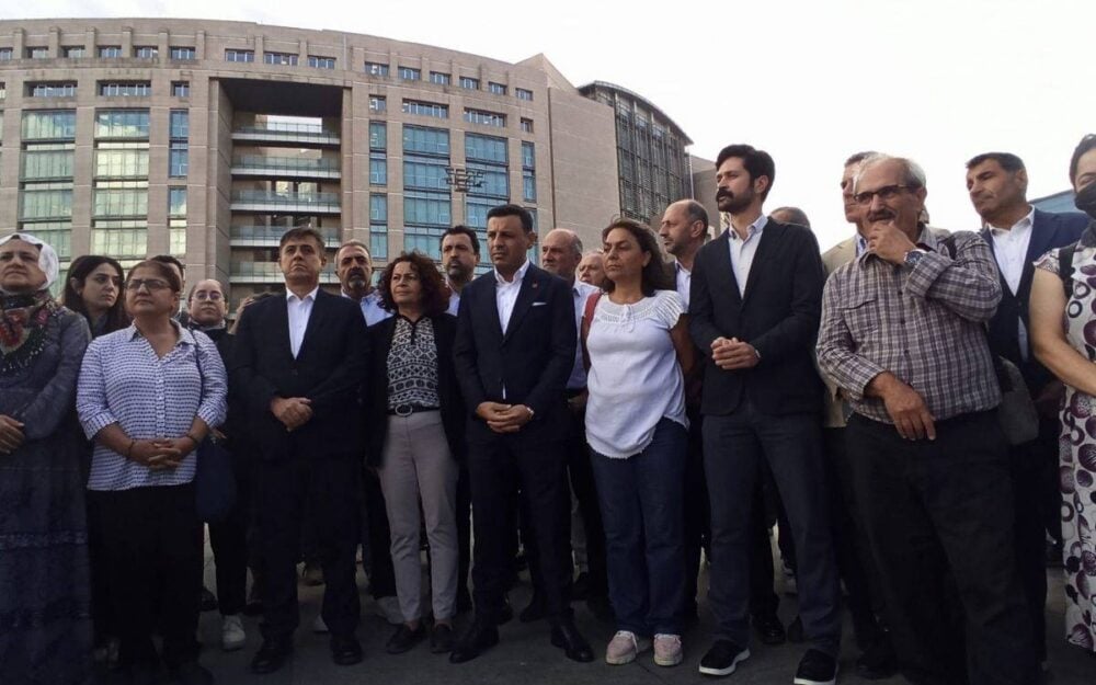 ozgur-celik-baris-konusulurken-ahmet-ozer-330-gundur-neden-tutuklu