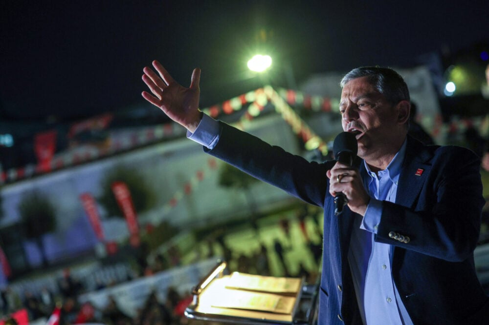 Cumhuriyet Halk Partisi Genel Başkanı Özgür Özel, İstanbul Küçükçekmece’de Fevzi Çakmak Meydanı’nda düzenlenen Millet İradesine Sahip Çıkıyor Mitinginde vatandaşlara hitap etti.